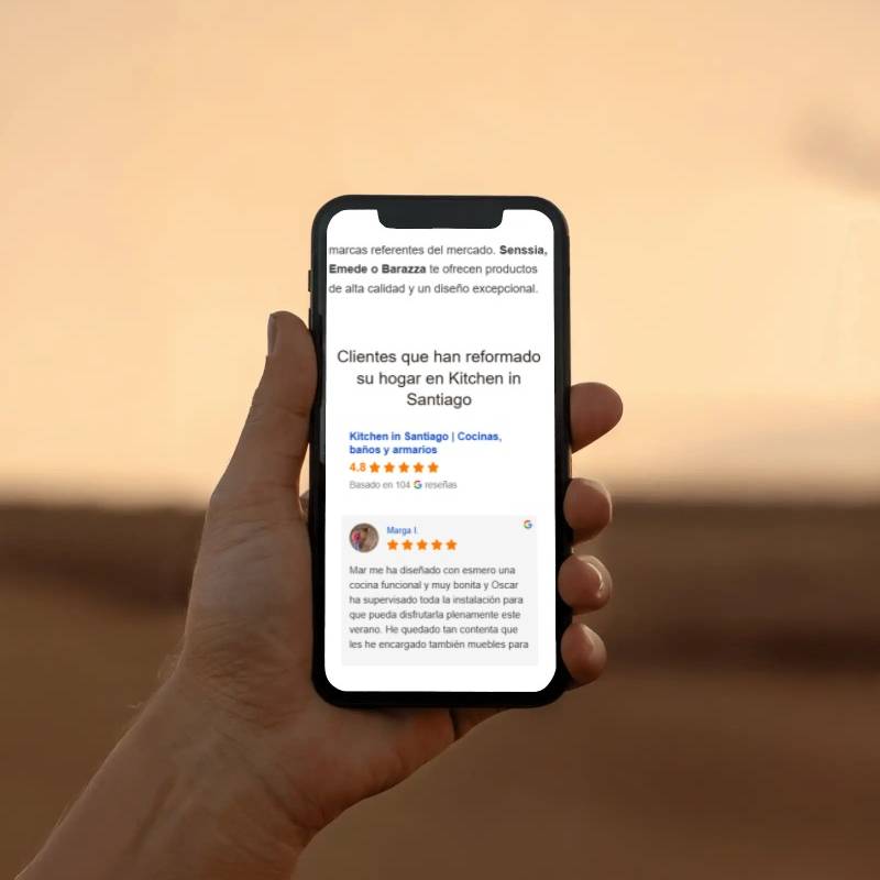 Reseña de cliente visible desde un móvil como parte de la integración de opiniones de Google en una web profesional
