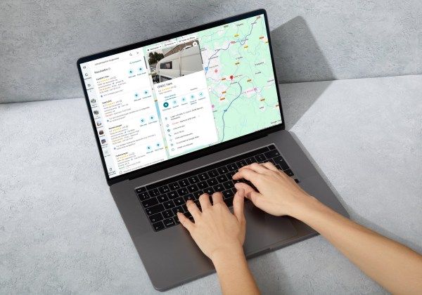 Resultados de búsqueda en Google Maps mostrando negocios con reseñas destacadas y alta puntuación tras integrar opiniones de Google en su web.